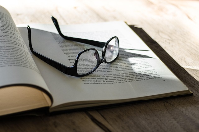 Libri e materiale di studio su una scrivania