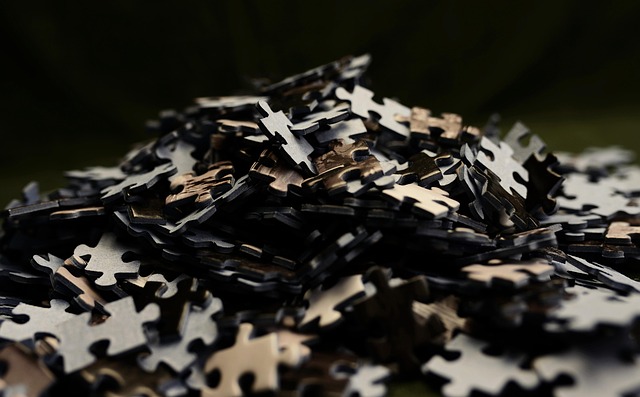 Pezzi di puzzle colorati, metafora di attenzione e memoria
